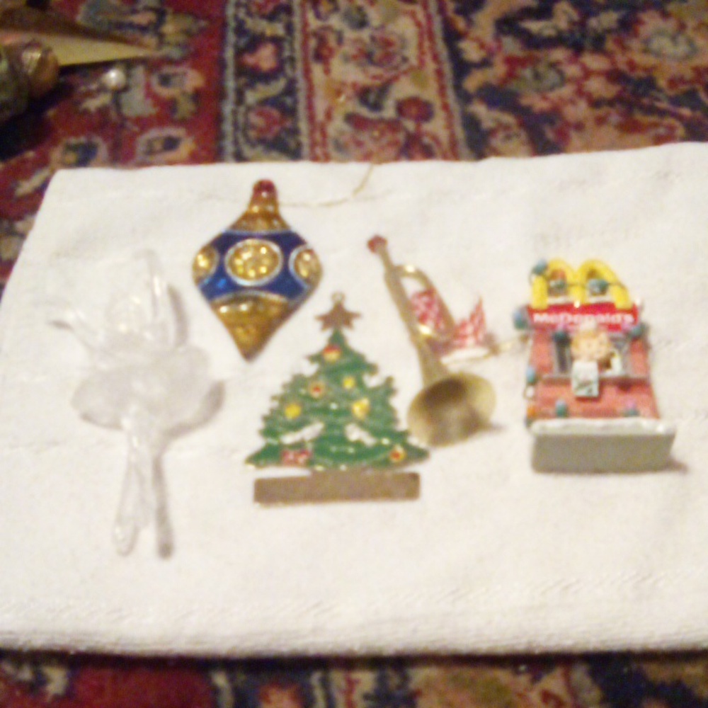 NWOT 5Pc Set Metal & Plastic Christmas Tree Ornaments.